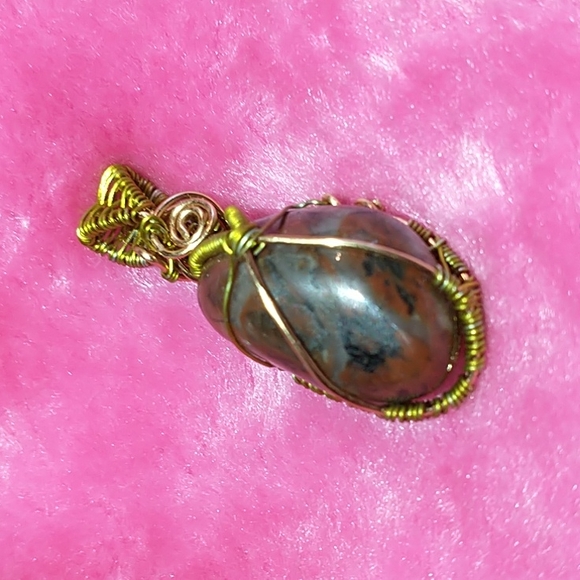 NWT Handcrafted Garnet Stone Pendant - Picture 3 of 4